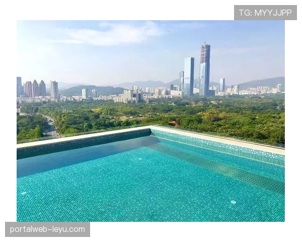 蔡赟晒的后院泳池照，把我打回月光族现场——那水面能停私人游艇吧